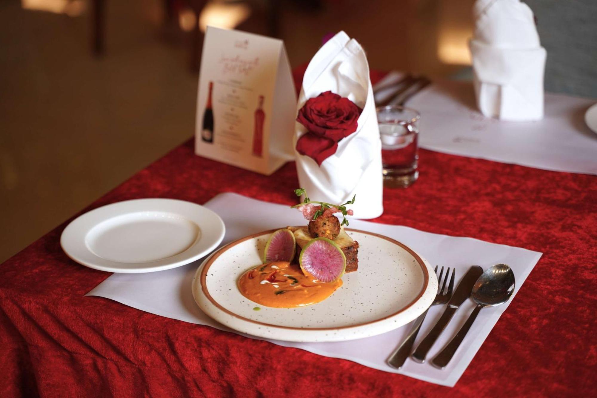 Radisson Blu Hotel, גרייטר נוידה מראה חיצוני תמונה A meal at the Taj Bengal