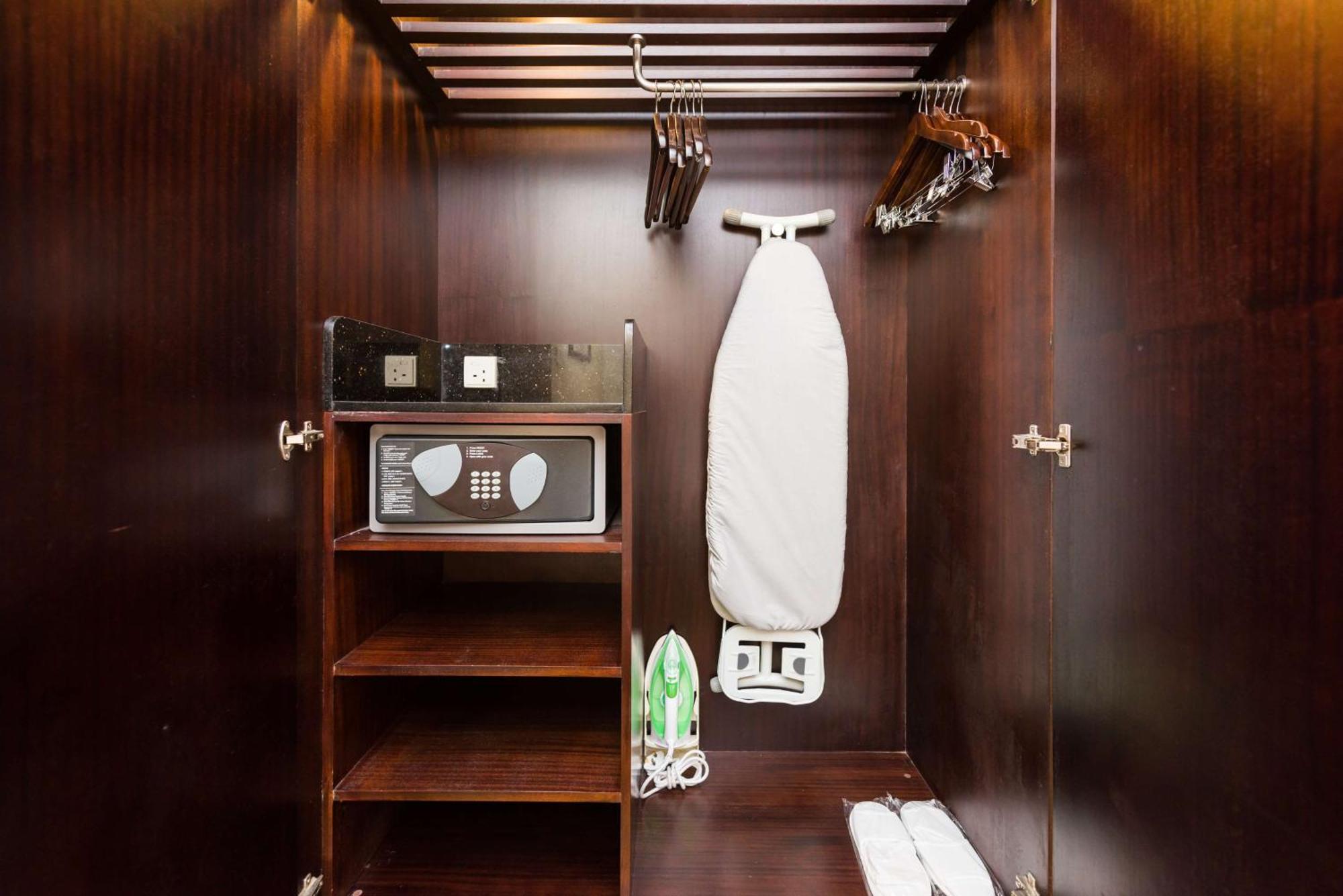 Radisson Blu Hotel, גרייטר נוידה מראה חיצוני תמונה A hotel room wardrobe with a safe