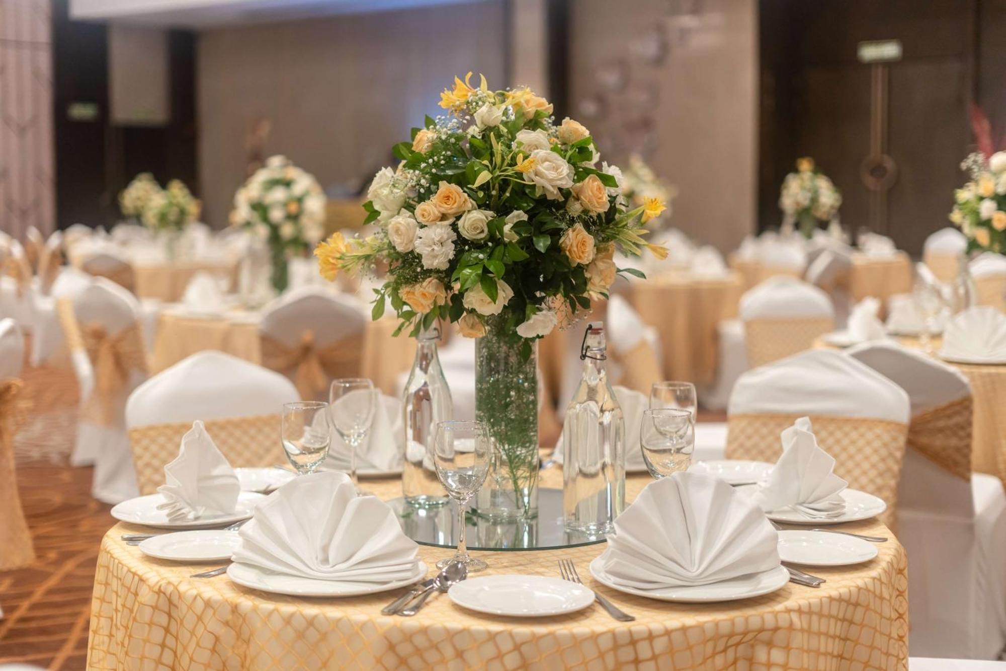 Radisson Blu Hotel, גרייטר נוידה מראה חיצוני תמונה A table set for a formal dinner