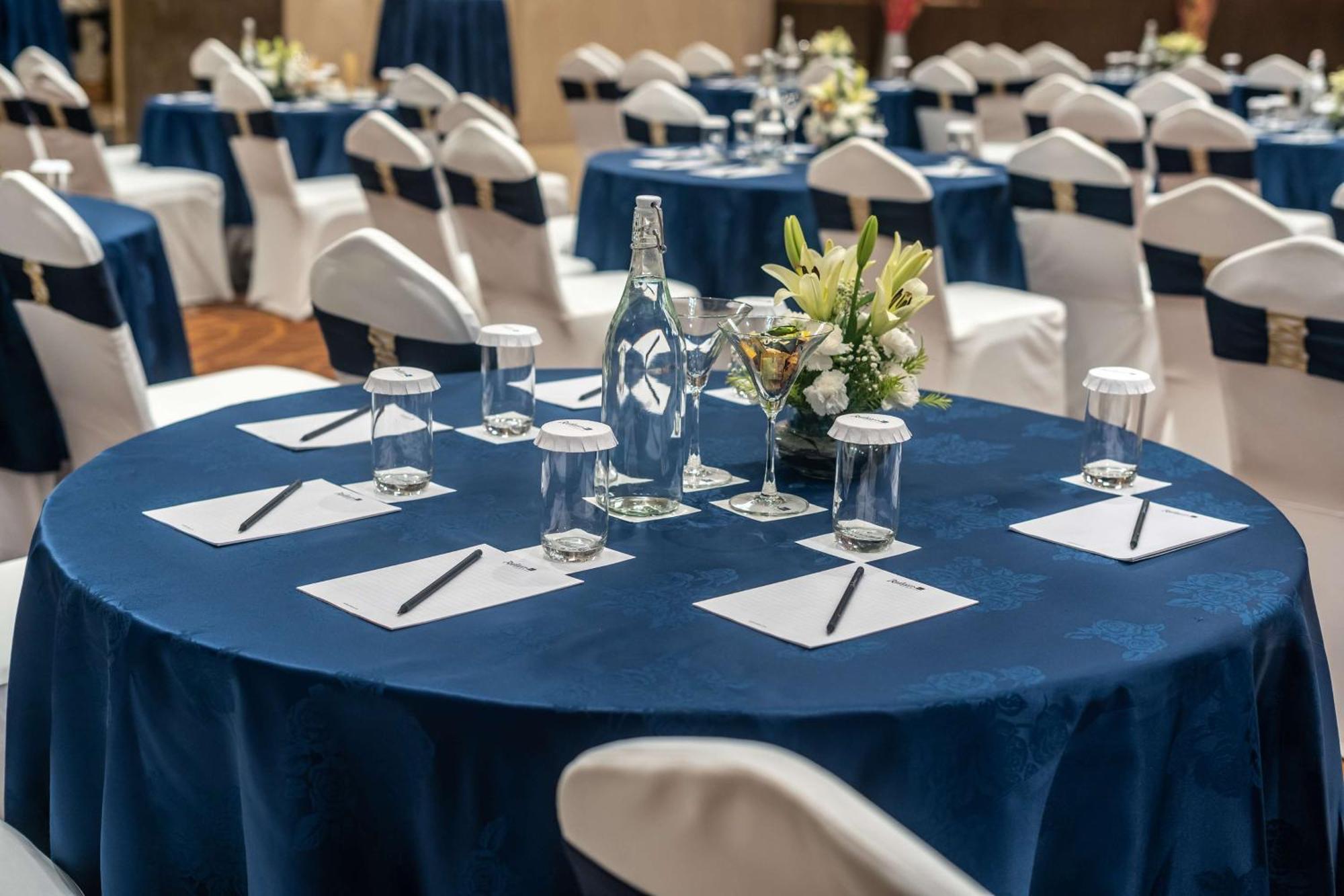 Radisson Blu Hotel, גרייטר נוידה מראה חיצוני תמונה A round table with a blue tablecloth