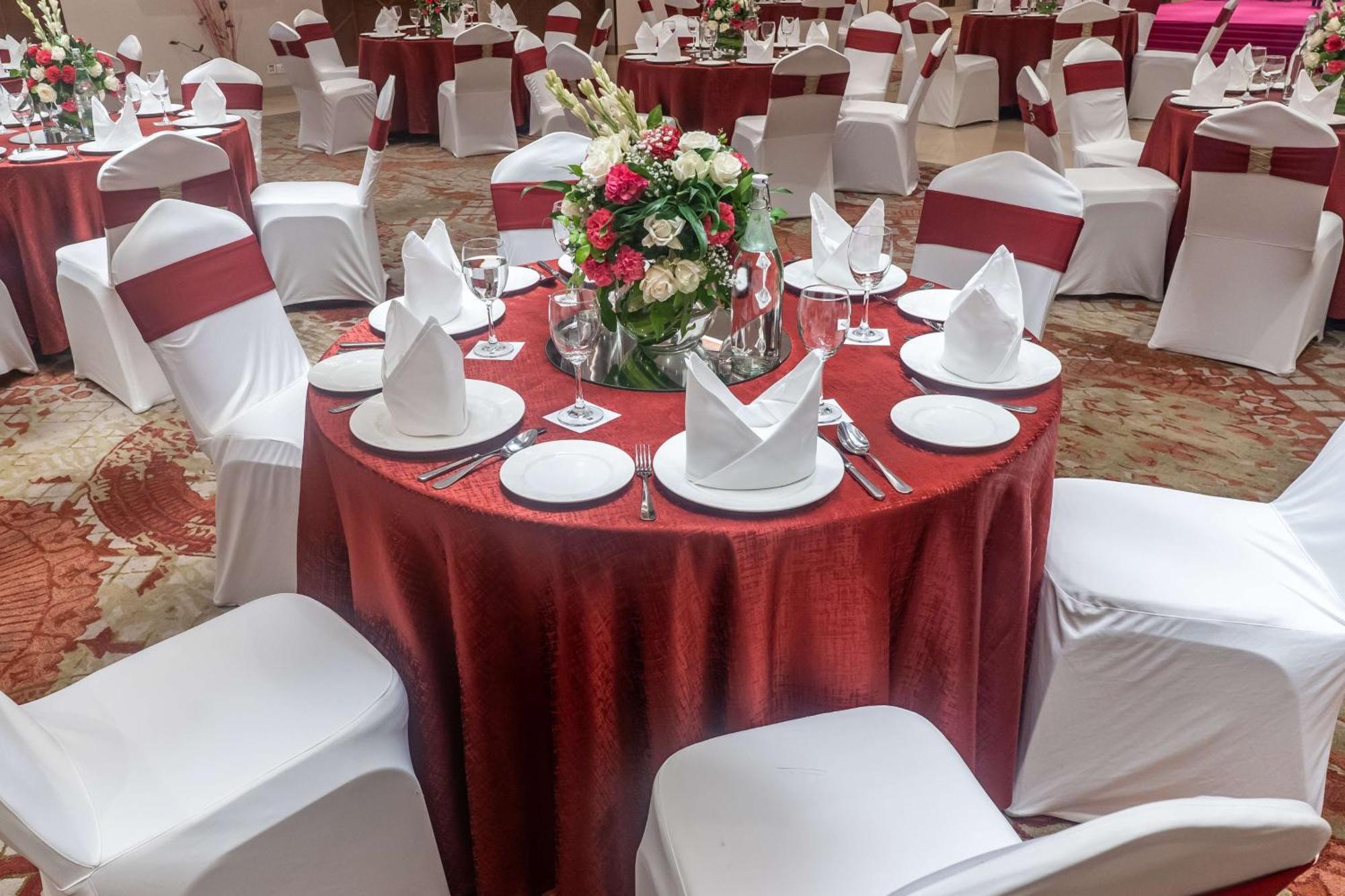 Radisson Blu Hotel, גרייטר נוידה מראה חיצוני תמונה A table set for a formal dinner