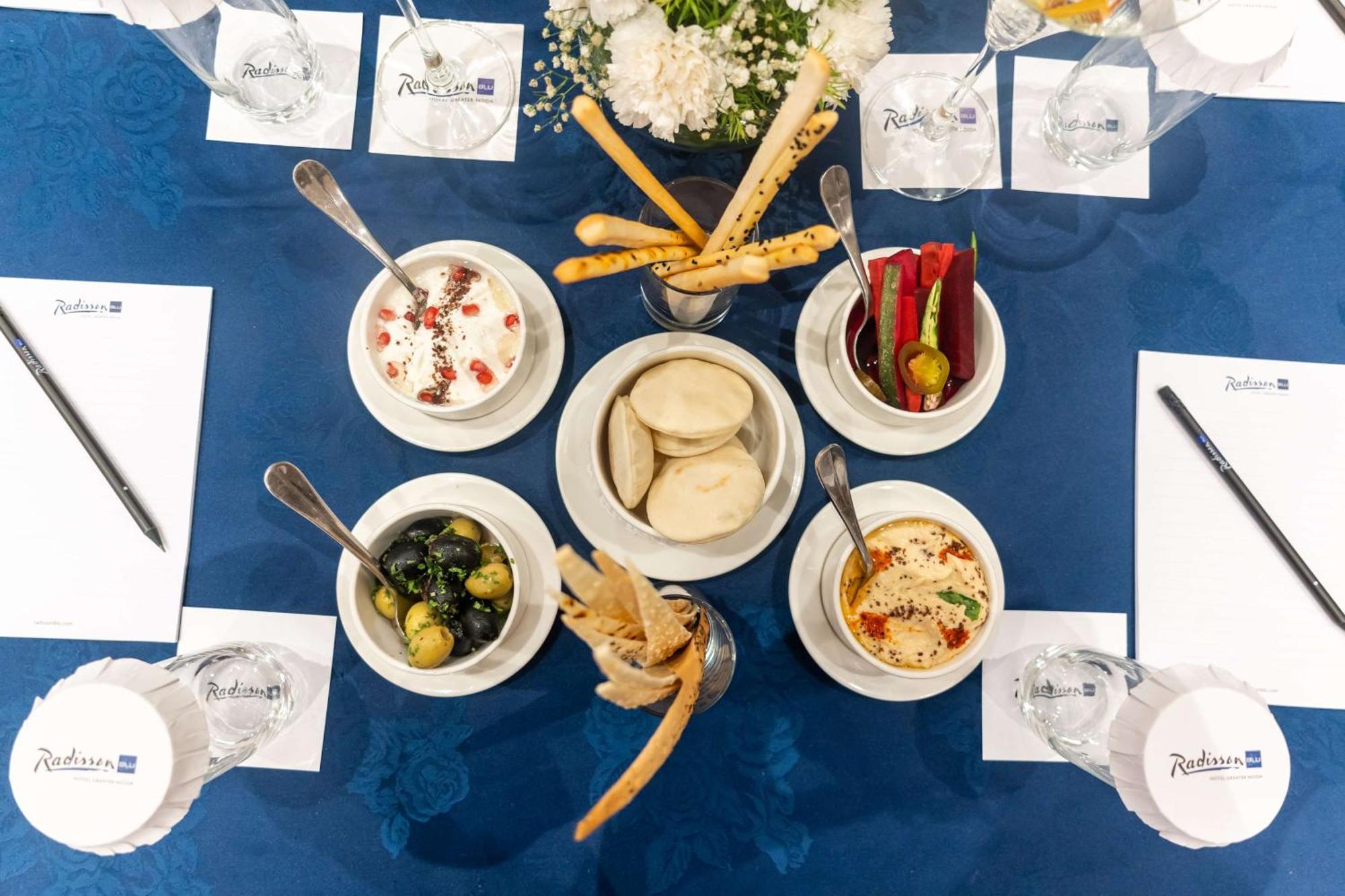 Radisson Blu Hotel, גרייטר נוידה מראה חיצוני תמונה A selection of Israeli snacks