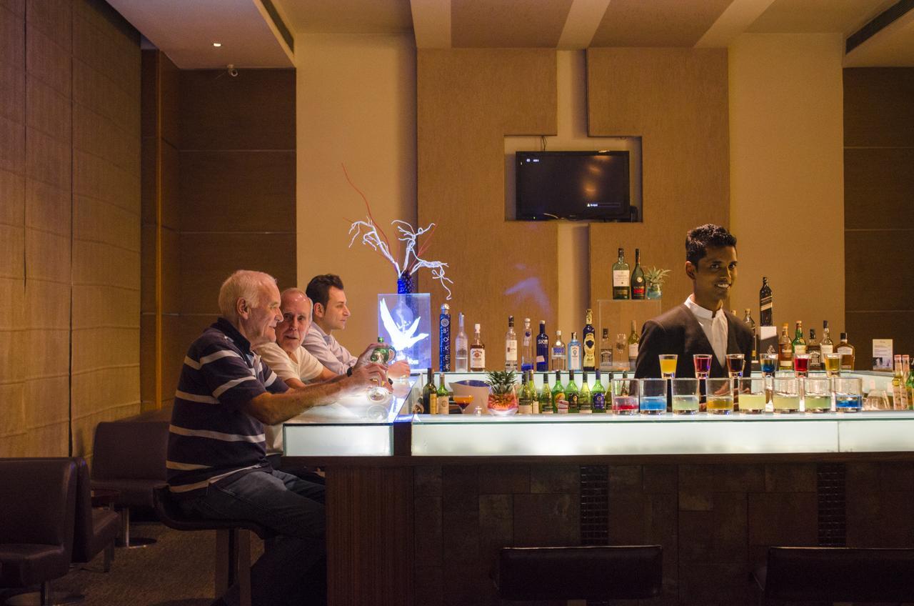 Radisson Blu Hotel, גרייטר נוידה מראה חיצוני תמונה A bar in a hotel