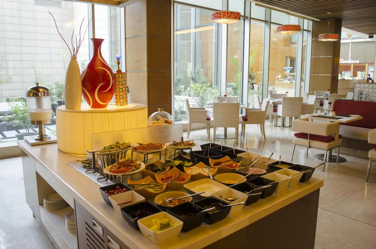 Radisson Blu Hotel, גרייטר נוידה מראה חיצוני תמונה A buffet at a hotel